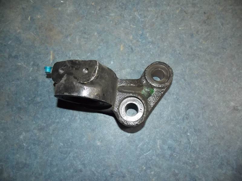 Правый кронштейн распределительного вала в сборе