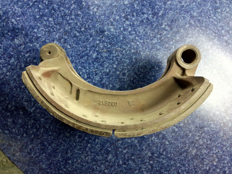 Rear brake shoe with roller-1