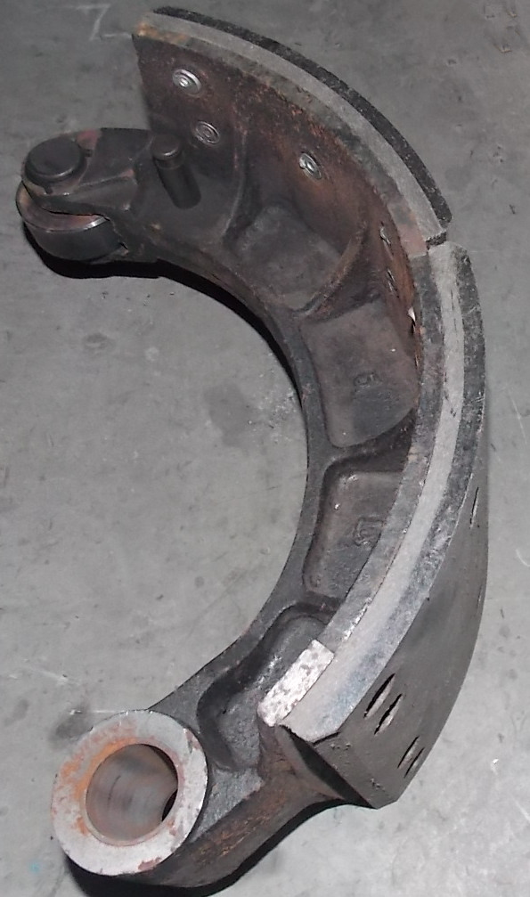 Upper brake shoe assembly; stock is consumed and replaced with 3552-00744