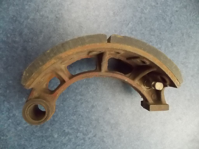 Front and rear brake shoe (old) 80Q11-1