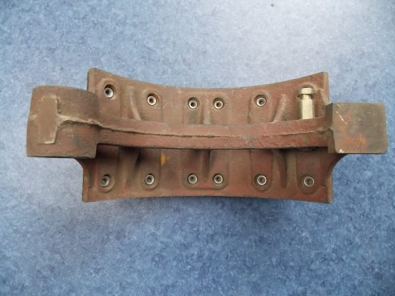 Front and rear brake shoe (old) 80Q11-2