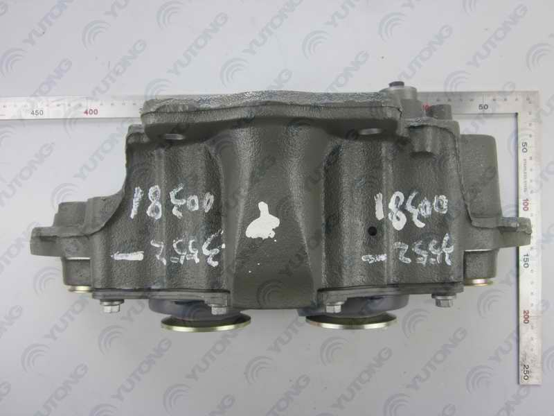 Braking clearance adjustment mechanism-right