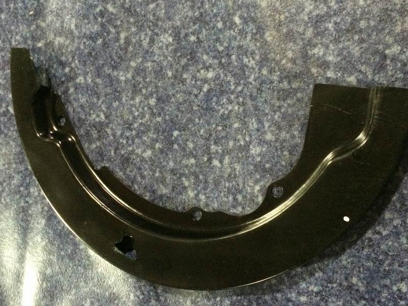 Тормозной пыльник; содержит две верхние и нижние части