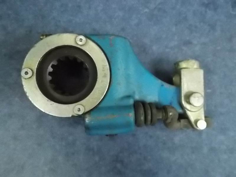 D Рычаг автоматической регулировки зазора тормоза задней оси (слева)