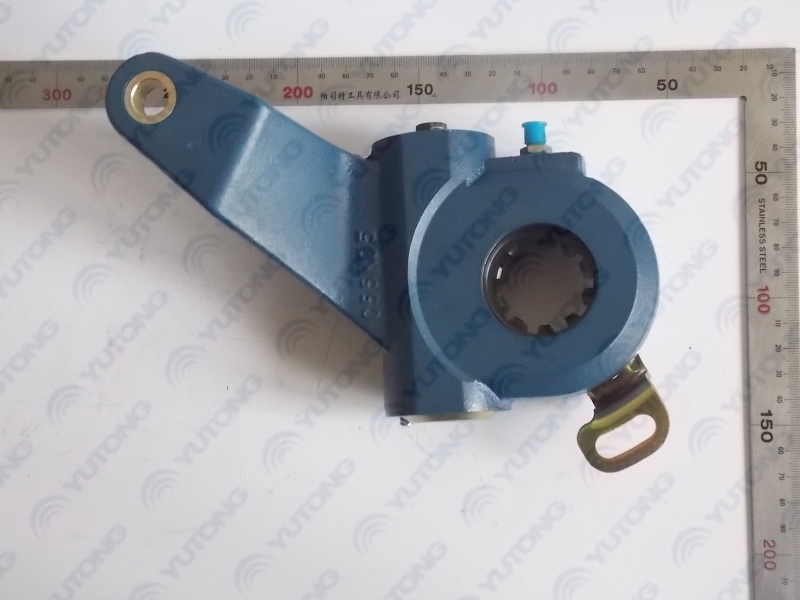 Rear left automatic adjustment arm; control bracket Z-shaped