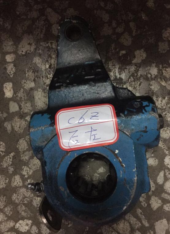 Rear left automatic adjustment arm