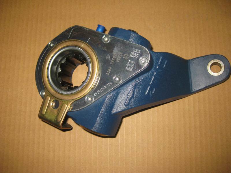 Задний левый рычаг автоматической регулировки; кронштейн управления Г-образный