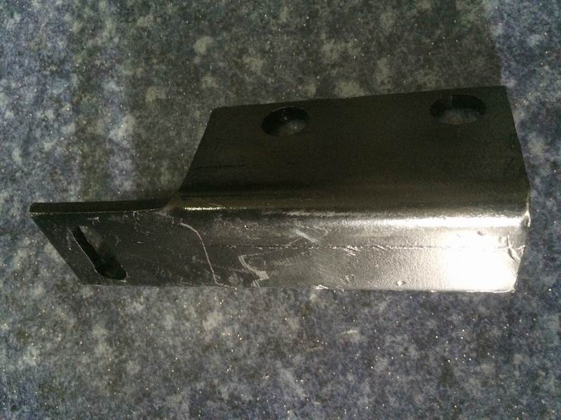 Правый кронштейн затяните рычаг автоматической регулировки зазора.