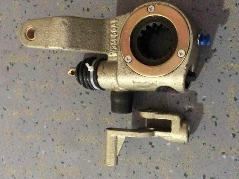 Задний левый рычаг автоматической регулировки