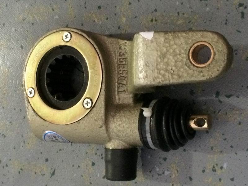 Automatic adjustment arm of the rear right