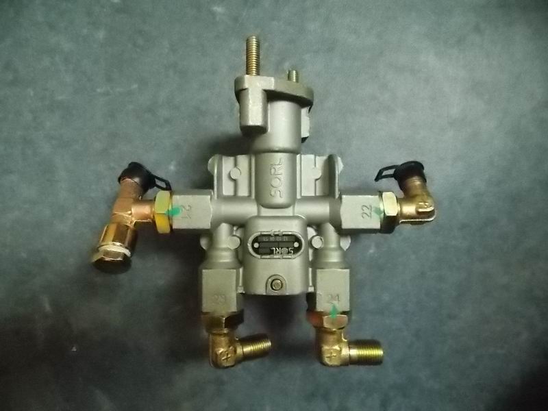 Four-loop protection valve