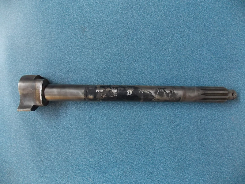 Задний правый распредвал; длина стержня 425