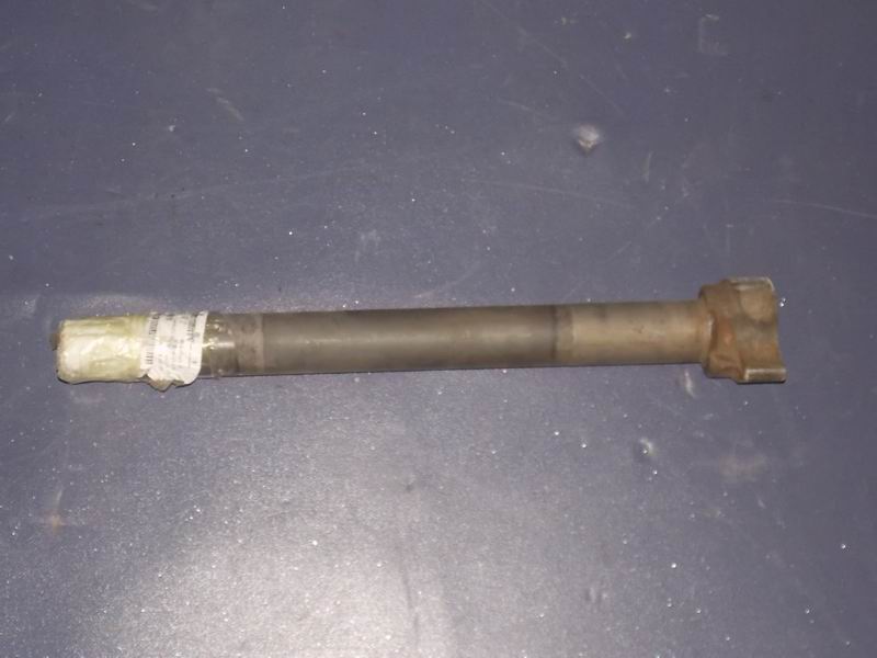 Rear right camshaft; L=491mm, with bolt holes on the top