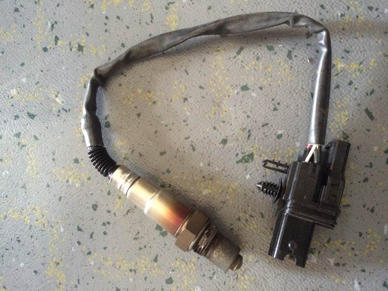 Датчик кислорода; установлен на каталитическом глушителе