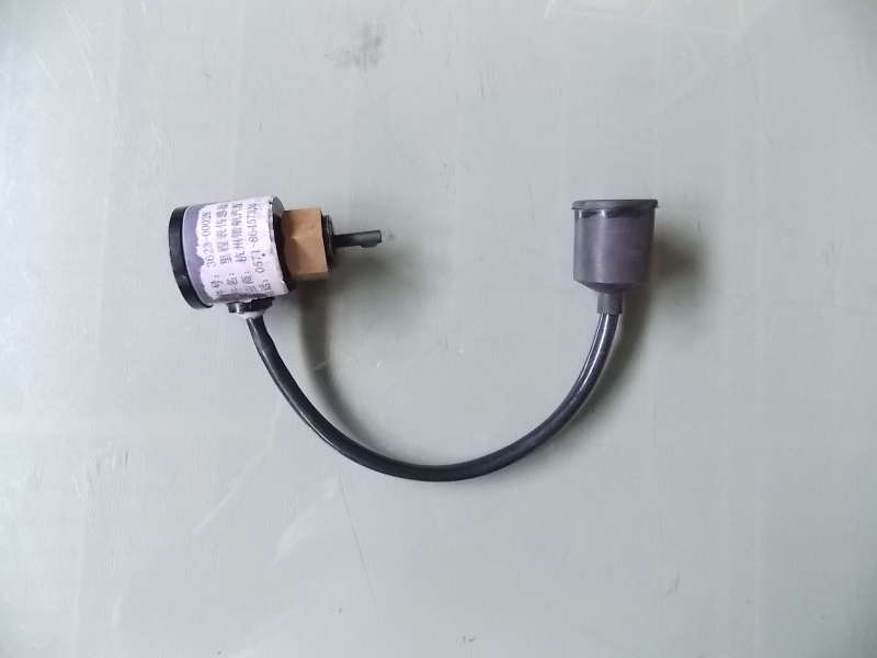 Oil sensing plug