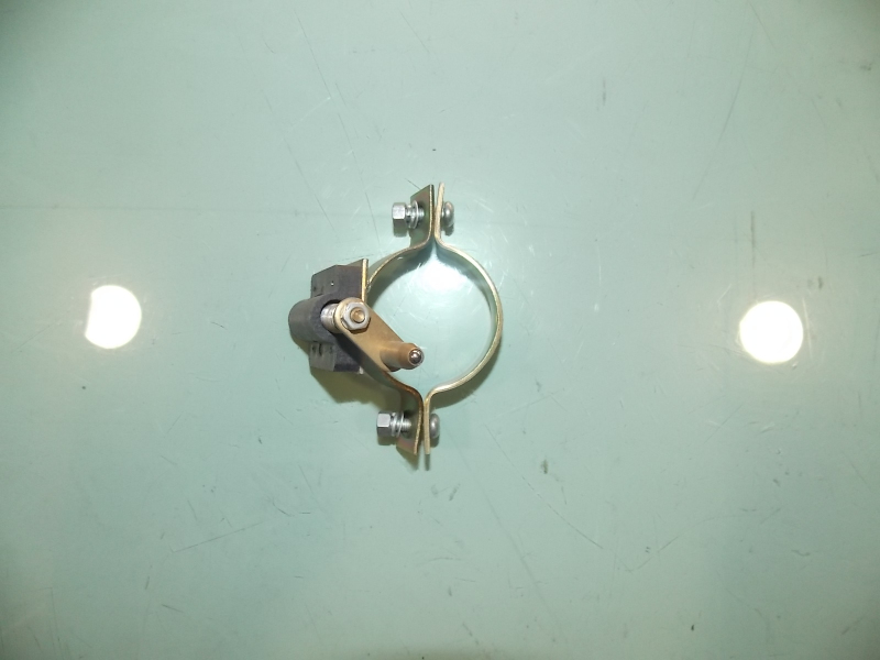 D speaker switch (use with the speaker button on the steering wheel)