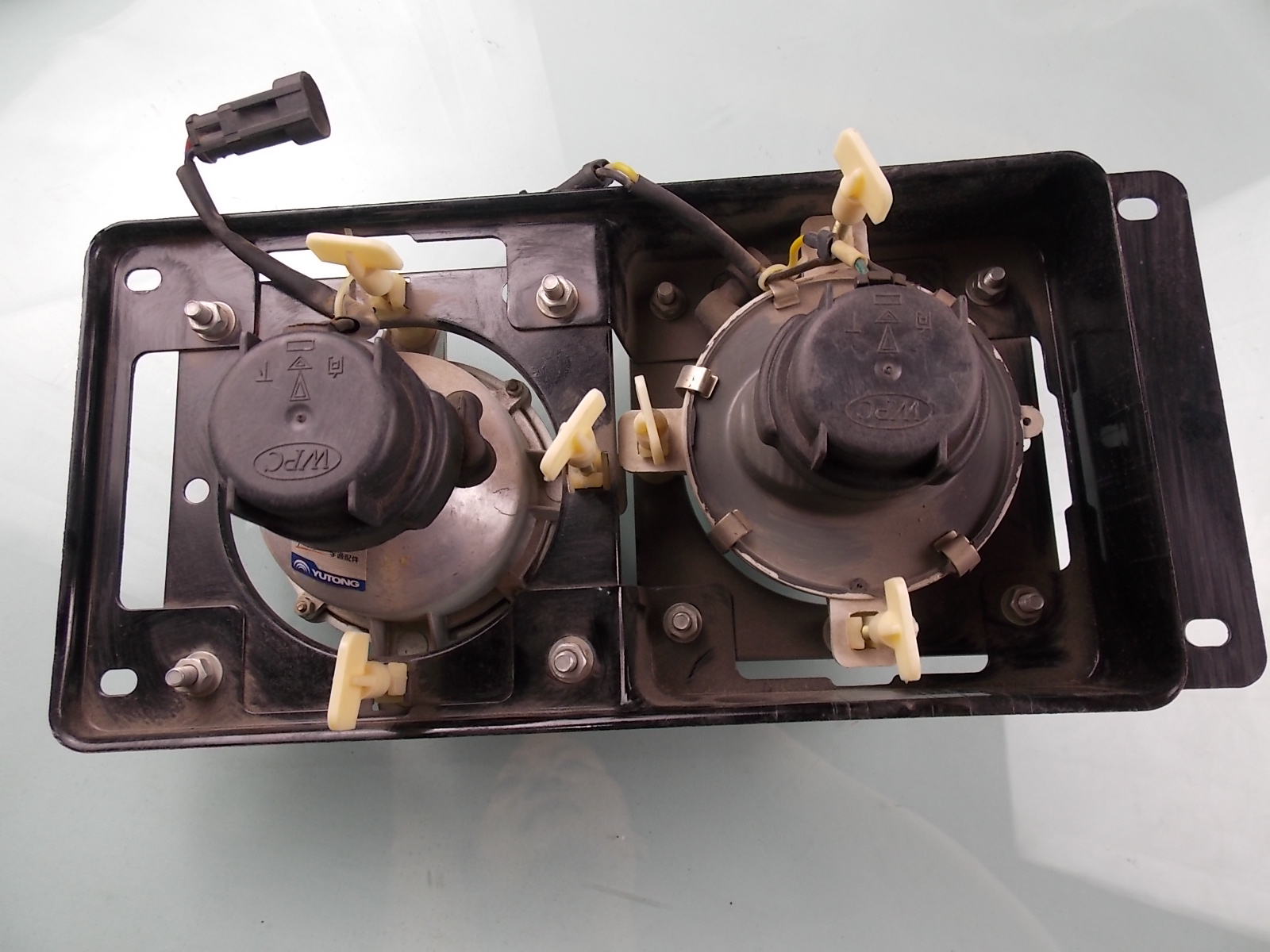 D Right front auxiliary light assembly (fog lamp, high beam), sub-parts instead-3