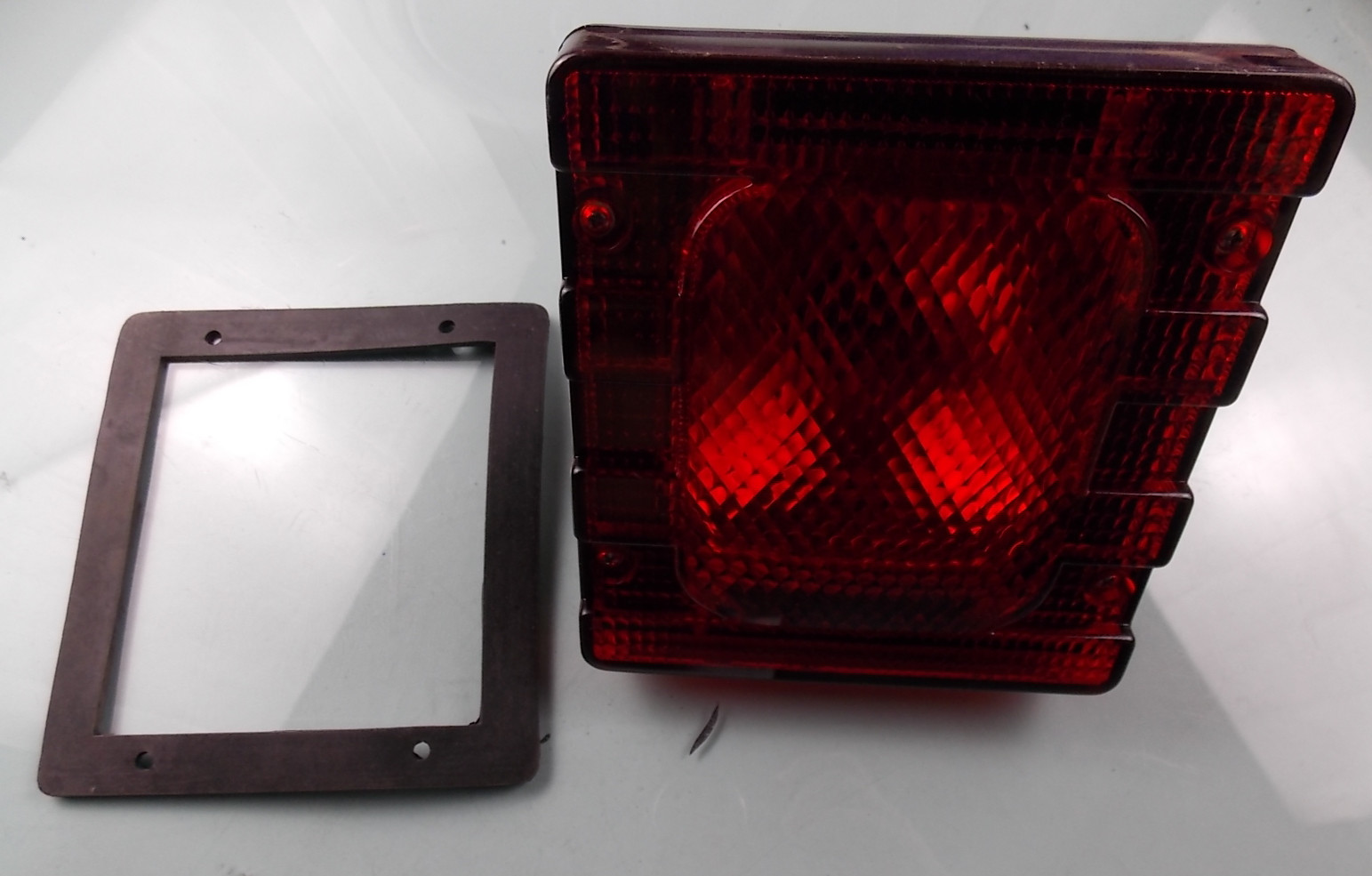 D Красный задний фонарь Задний противотуманный фонарь Совмещенный инвентарь 6374D-1-24V