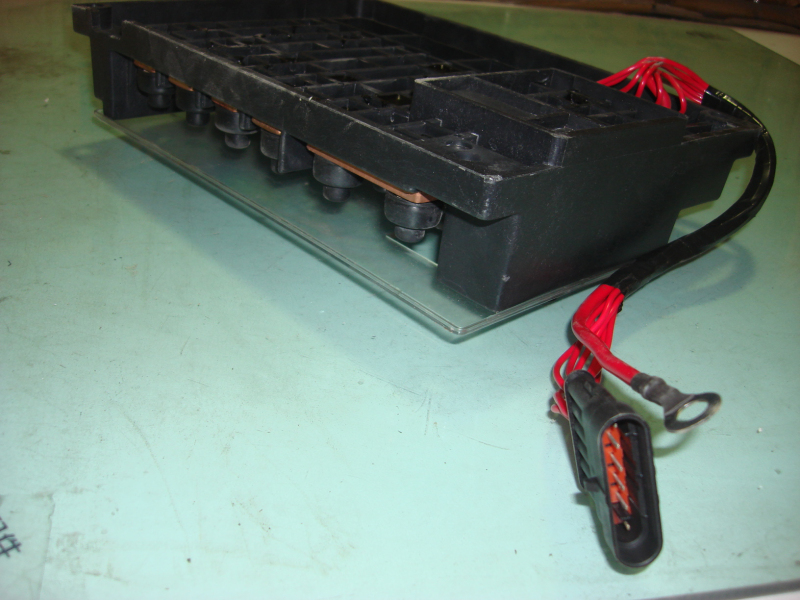 Блок предохранителей 4-way Дж 08C UW-3