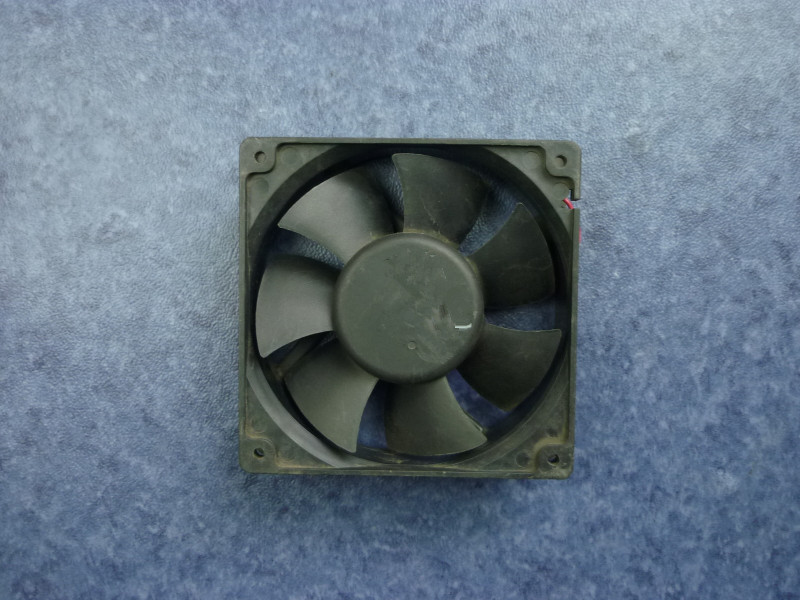 24VDC Спецификация охлаждающего вентилятора: 120 × 120 × 38mm