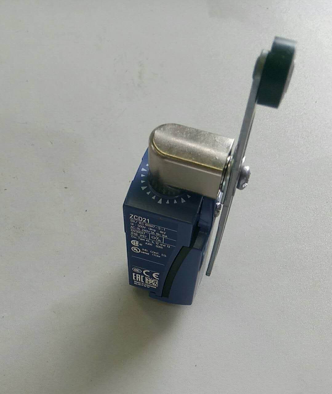 Limit switch XCKD2145P16-3