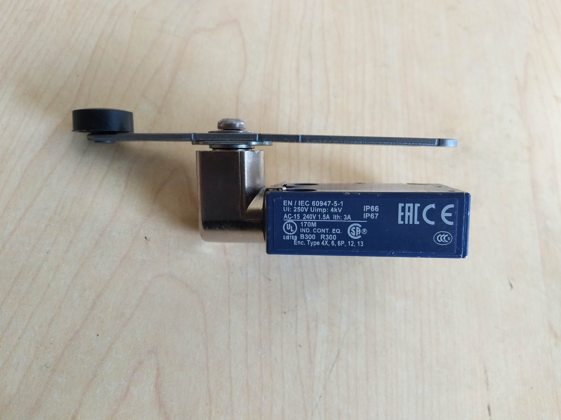 Limit switch XCM D2145M12-1