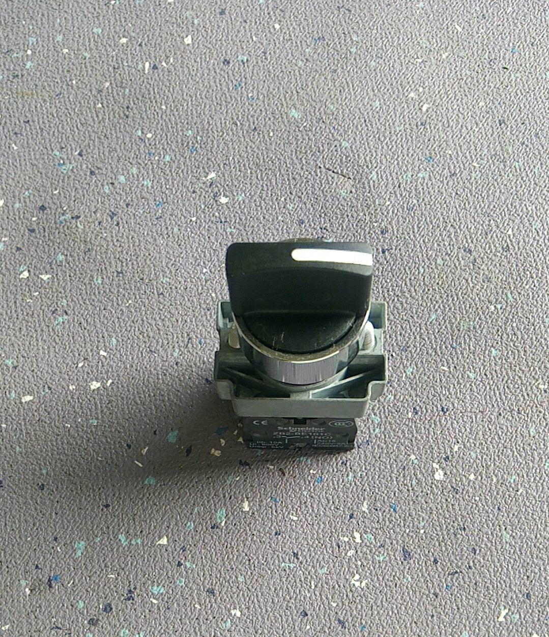 Three-speed self-locking knob; XB2BD33C