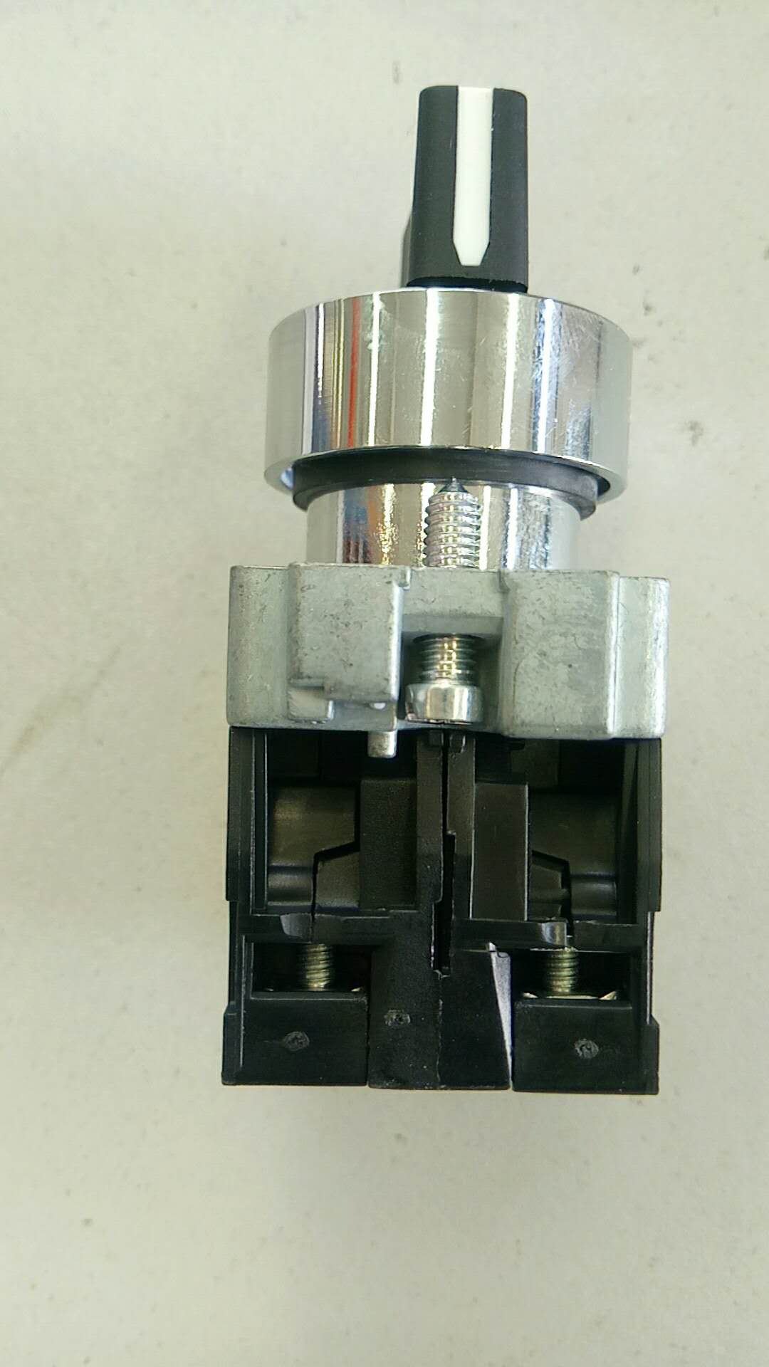 Three-speed self-reset knob