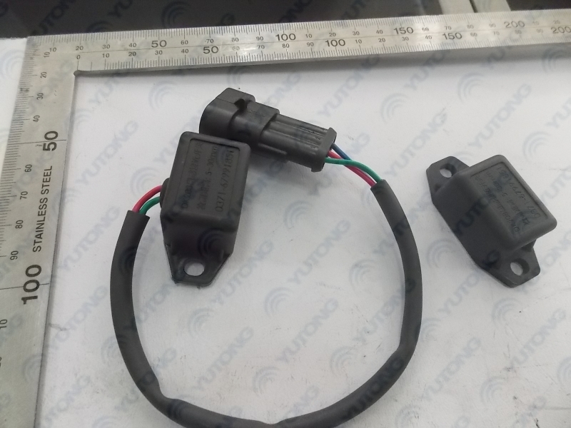 Proximity switch, DK208, safety door, 25mm, 3 wires