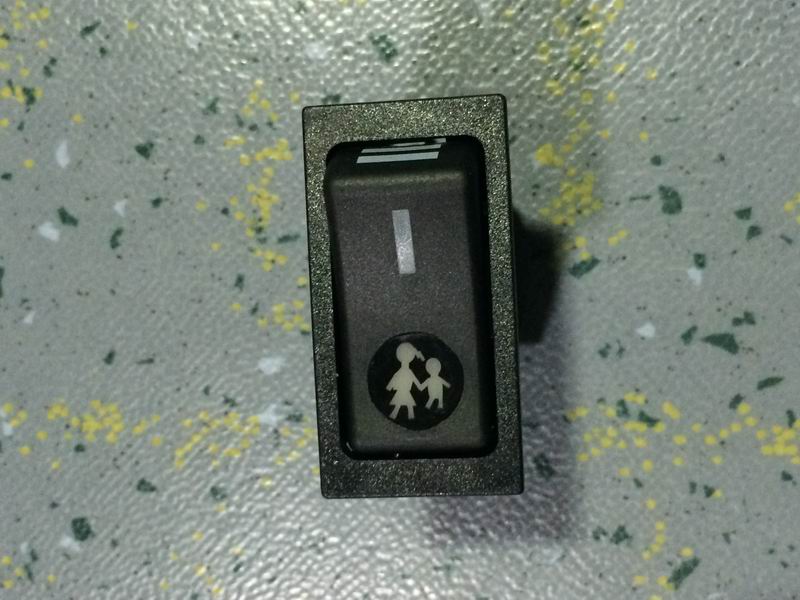 Студенты садятся и выходят из автомобильного тумблера JK 966-YT189