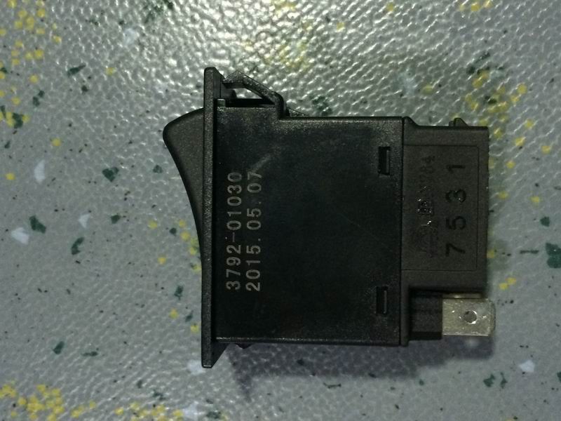 Студенты садятся и выходят из автомобильного тумблера JK 966-YT189-1