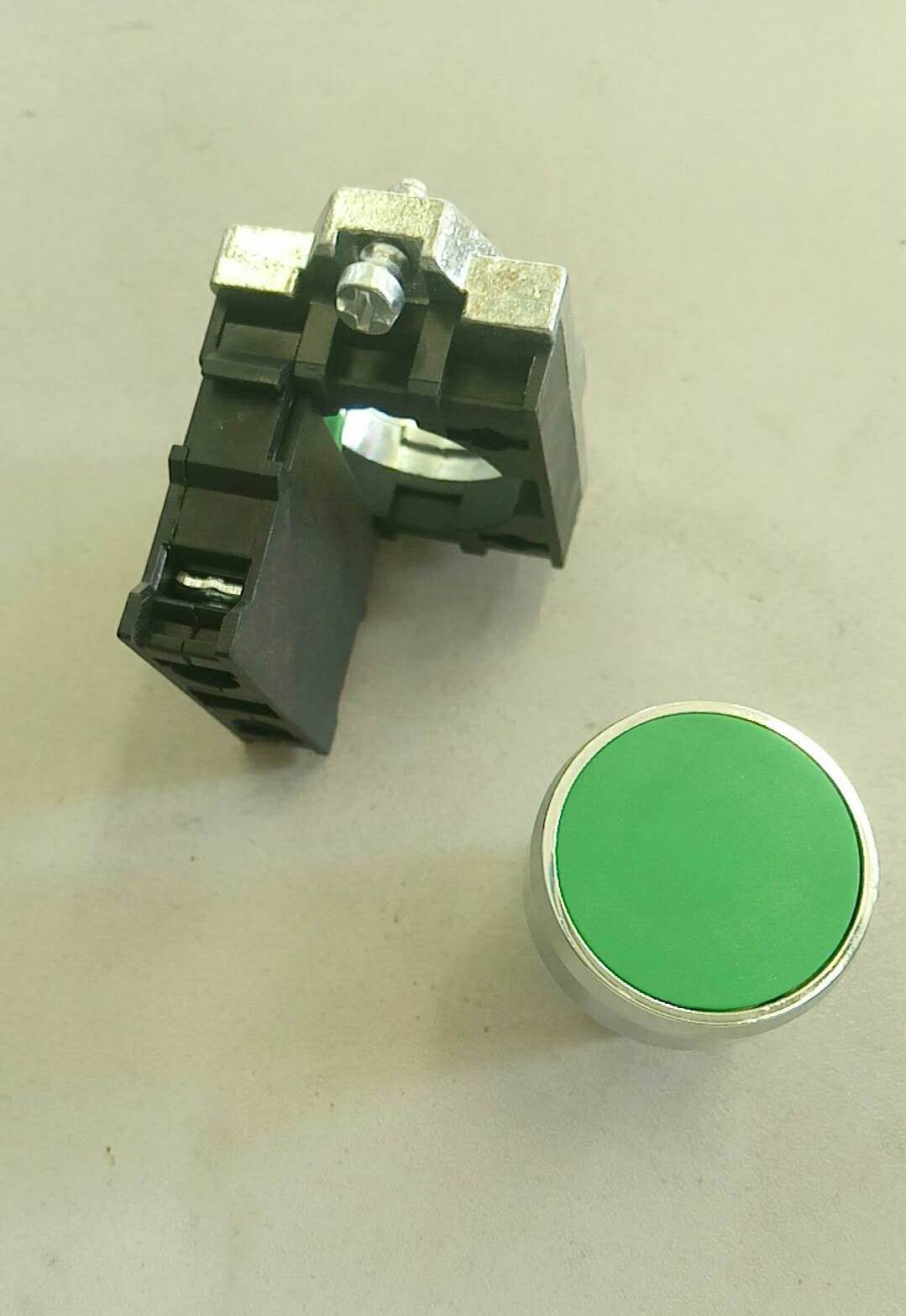 Нормально открытая зеленая самоблокирующаяся кнопка PB. 1M-10T /Г