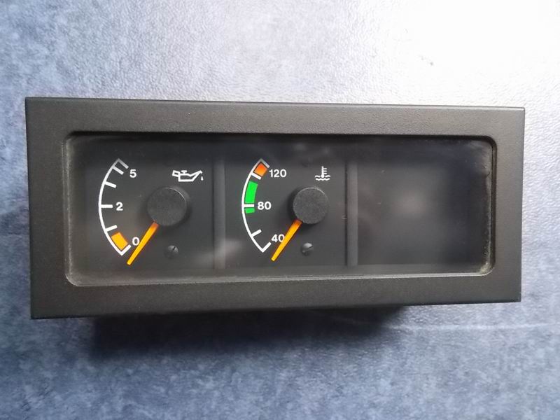 Oil pressure and water temperature combination instrument