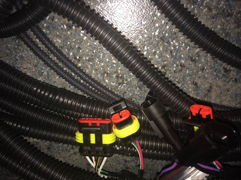 The additional wiring harness of the middle door ZK6122H step light is separated-1