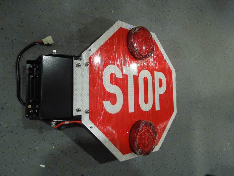 Знак парковки ( 24V ) мигает красным светом на английском языке