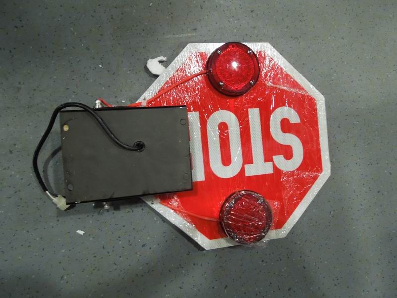 Parking sign arm (24V) flashes red light in English-1