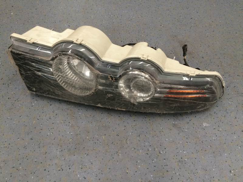 WGQ488 right front lamp assembly (right) with xenon-1