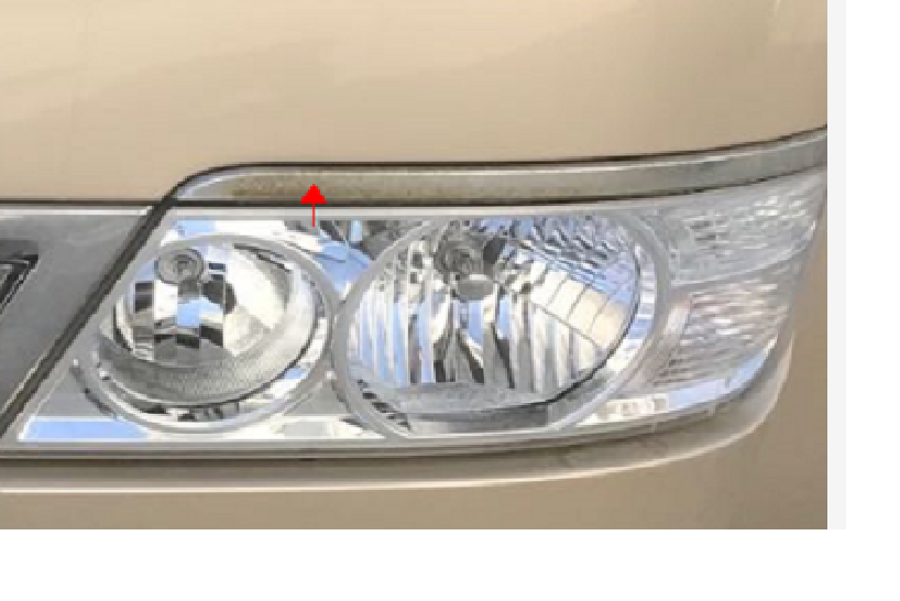 Передний комбинированный фонарь с хромированными декоративными деталями; левый