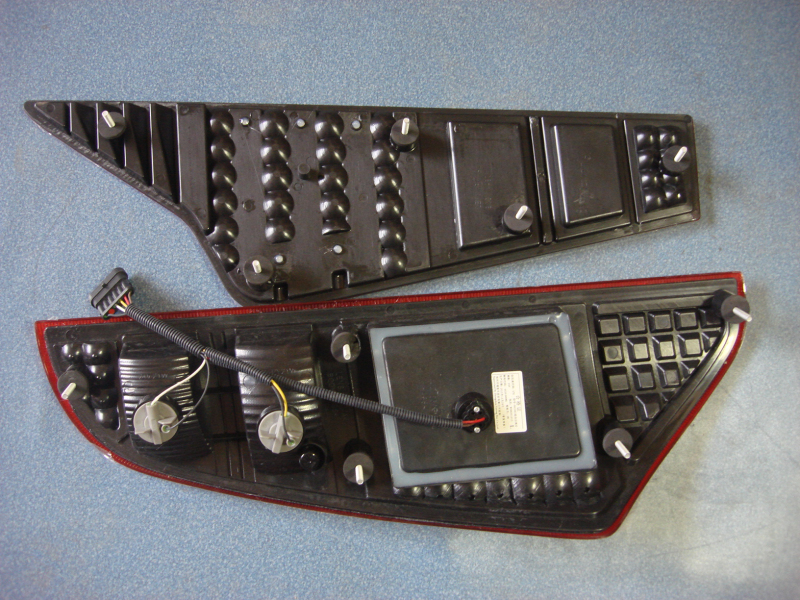 Комбинированный задний фонарь (HA 1062 ) левая сторона (с декоративной панелью)