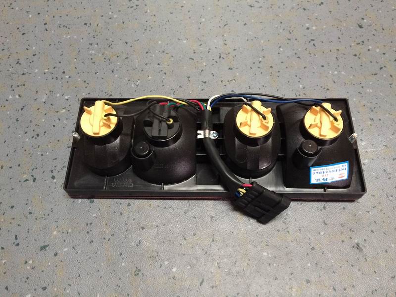 Комбинированный задний фонарь 24V ЗК 5040XXY2 левый-1