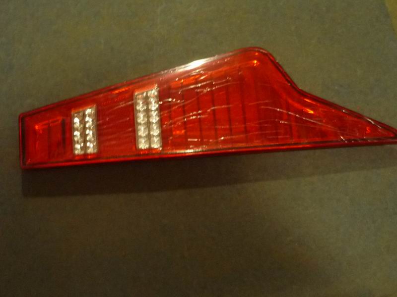 Декоративная панель заднего правого комбинированного фонаря; с болтами; 660 × 188-1