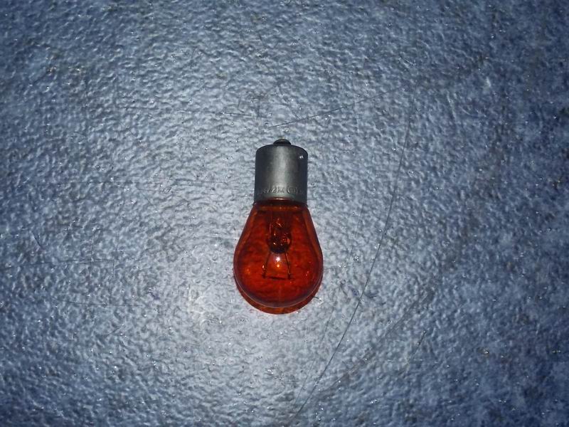 ПЯ 21W лампочка желтая