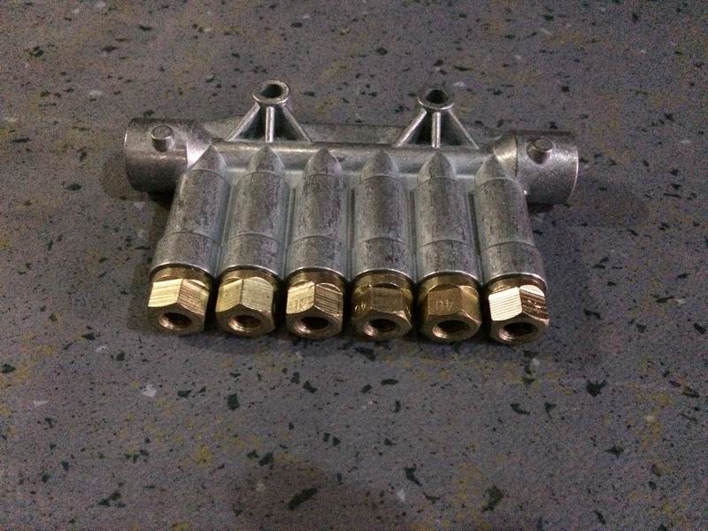 Распределитель смазки централизованный (2*0,2+4*0,4); для передней оси