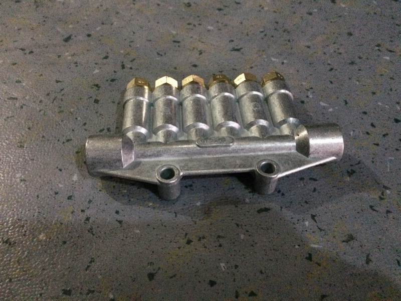 集中润滑分配器(2*0.2+4*0.4);前桥用-2