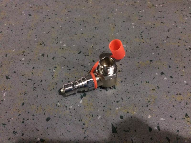 Centralized lubricating oil pump fuel port assembly