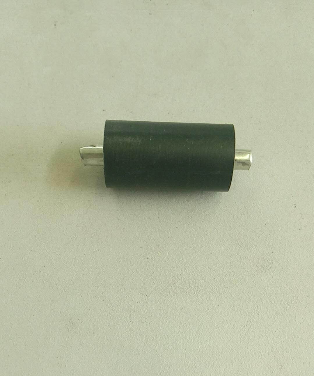 Направляющее колесо и ось направляющего колеса в сборе; длина колеса 37 ; вал φ6* 50 ; продольный