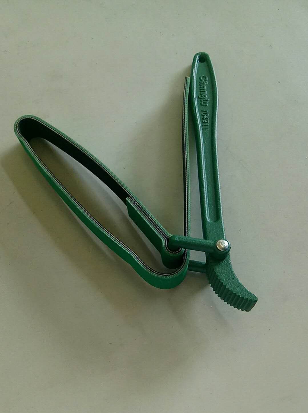 Water filter belt wrench