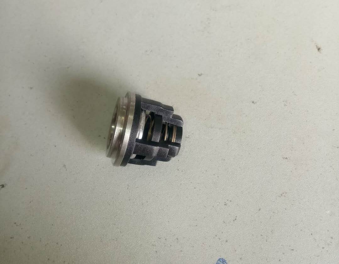 Inlet and outlet valve assembly;1949050-3