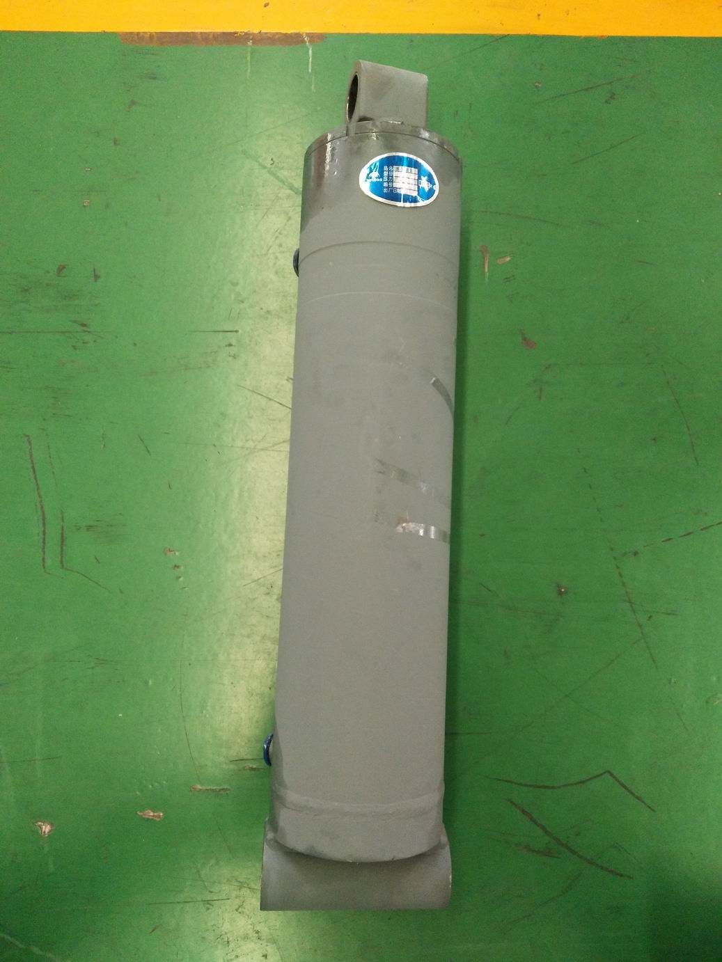 Right scraper cylinder