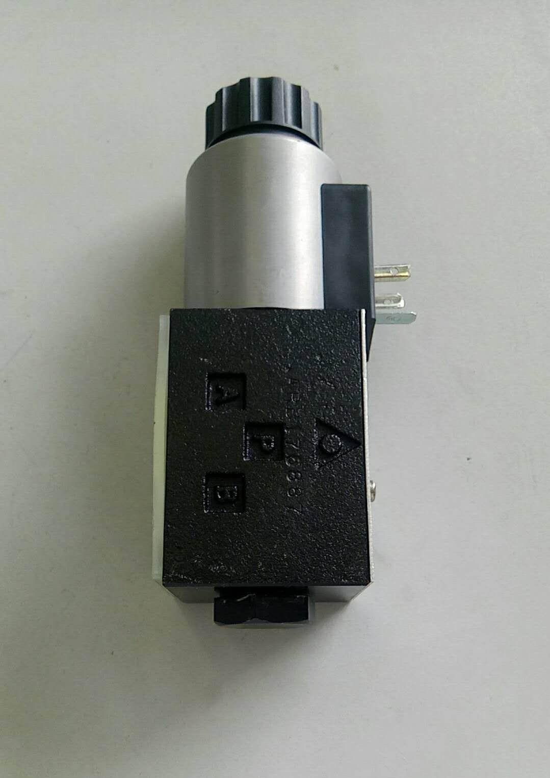 Электромагнитный реверсивный клапан SDHE- 0631 / 2-X24DC-1